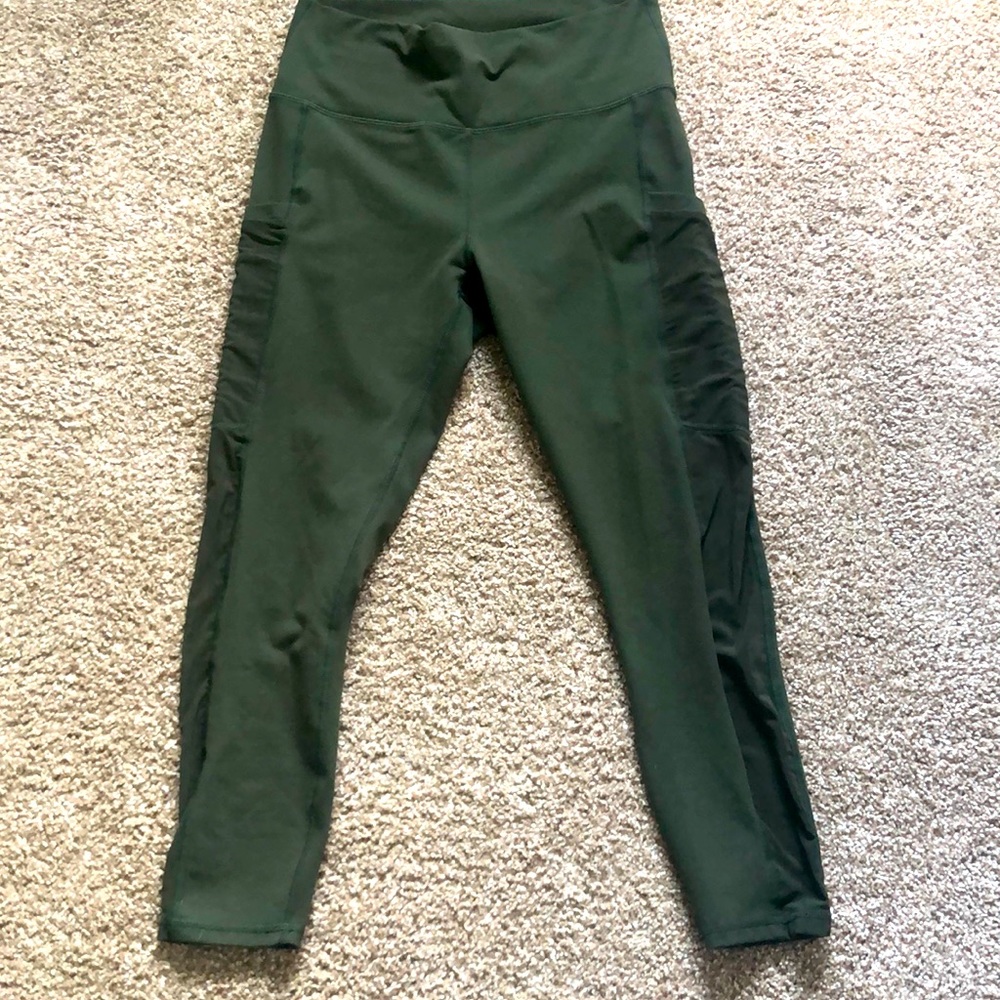 Fabletics capri pocket leggings